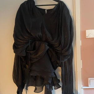 Svart draperad klänning  - Vacker kortklänning som liknar MissRoisers klänning💕 köpt från Vinted men kom tyvärr aldrig till användning! Hör gärna av dig med frågor eller prisförslag🤗