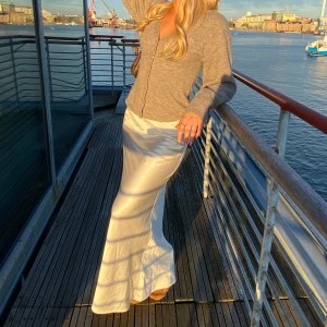 Satin maxi skirt - Satinkjol från Gina Tricot. Perfekt om man vill ha en kjol som går längre ner än till anklarna. Resorband i midjan så man kan välja lite hur högt upp den ska sitta. En stor favorit, säljer då jag köpte en ny i annan storlek.