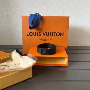 Svart Louis Vuitton Armband - Armbandet är i jättebra skick bara använda några gånger och ungefär som ny. Säljer eftersom jag har ingen användning till armbandet. Kan sänka priset vid snabbt köp. Öppen till byten och trades