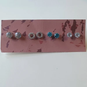 Fyra par örhängen - Fyra par örhängen i olika stilar💎🤍 Alla är i okända metaller. Det första paret (till vänster) är bronsfärgade och har plastpluppar, de andra tre paren är silverfärgade och har metallpluppar. Alla örhängena ingår!✨️ Det är bara att skriva om man har frågor!😊💖