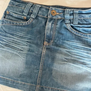 Blå jeanskjol kort låg midja - Snygg blå jeanskjol med låg midja, använd endast ett fåtal gånger 💓