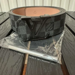 Äkta Louis Vuitton rutigt bälte - Äkta Lv bälte med svart bältspänne, 110cm, helt ny och oanvänd. Kom dm.