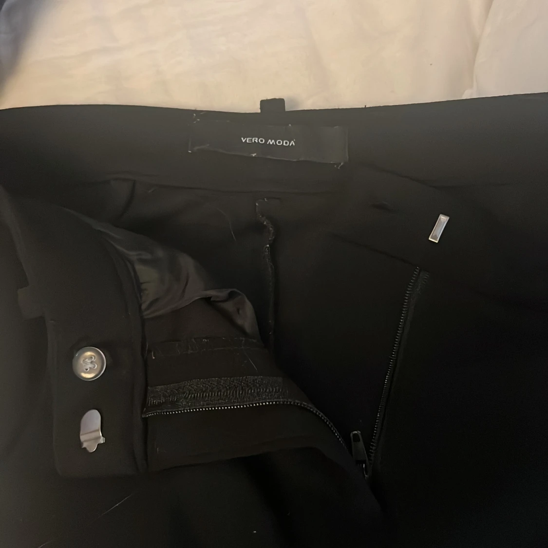 Svarta kostymbyxor från Vero Moda - 1