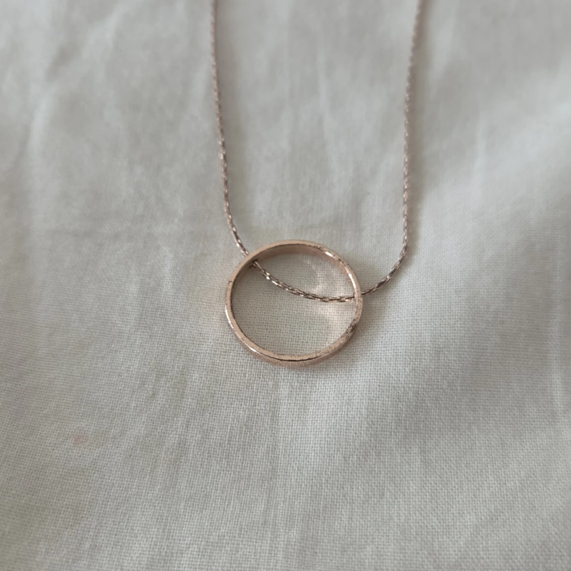 Enkelt halsband med cirkel i roseguld - 1