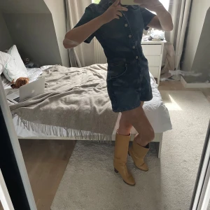 Jumpsuit i jeans  - Använt en gång☺️