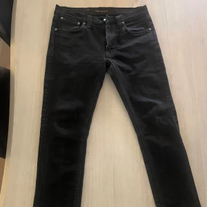 Svarta Nudie Jeans, 32/30 - Tjena, säljer dessa nudie jeans då dem vart för små för mig vid köpet. Använda fåtal gånger, skick 9/10.         Modell: lean Dean 