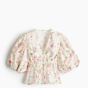 H&M blommig blus - Säljer den populära H&M blusen i ny skick💞 storlek M, passar perfekt på mig som är en S 💞 skriv vid frågor 💞