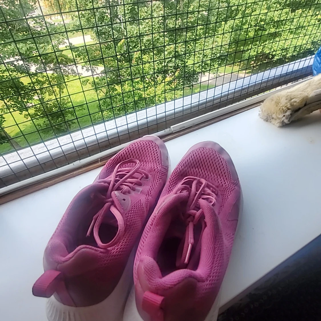 Rosa sneakers med mesh och snörning