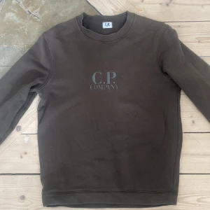 Mörkgrön sweatshirt från C.P. Company - Säljer en mörkgrön sweatshirt från C.P. Company i storlek S. Ingen prutning!