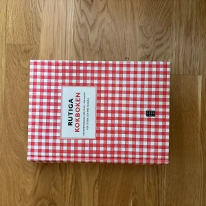 Rutiga Kokboken - Rutiga Kokboken är en klassisk kokbok med över 1500 recept, perfekt för dig som vill laga allt från enkla vardagsrätter till festmåltider. Den rutiga designen gör den både snygg och lätt att hitta i köket.