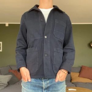 Overshirt från Arket - Säljer en stilren mörkblå overshirt i bomull med tre stora fickor framtill från Arket. Overshirten är typ helt oanvänd och köpt i våras.  Hör av er vid frågor!😊