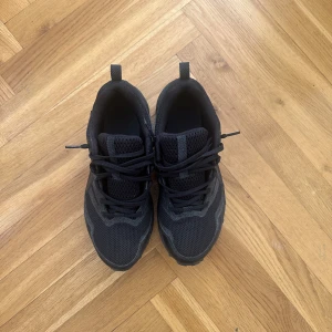 Asics gel sonoma 6 - Asics Gel-Sonoma 6 GTX är tillverkad för utomhusäventyr. Oavsett om du ska springa trail, ut och vandra eller en tur i skogen, så är Gel-Sonoma 6 GTX ett utmärkt val. Det är en robust sko som trivs bäst ute i naturen. Den har en solid yttersula som är täckt av gummi, vilket ger dig ett bra grepp i underlaget. Dessutom säkerställer Asics Amplifoam och Gel-teknologi att du får stötdämpning, kilometer efter kilometer.  Storlek 39,5