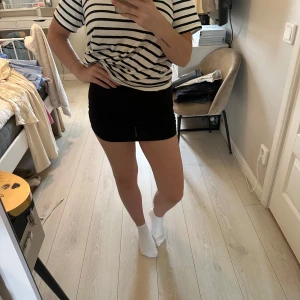 Svart minikjol - Säljer en populär svart, enkel och stilren minikjol med tight passform från Alobha. Kjolen är kort med inbyggda shorts, säljer för att den är för liten för mig. 🩷