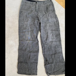 Grön gråa linnebyxor från Prêt à Porter - Säljer ett par grön grå linnebyxor från Prêt à Porter. Byxorna har normal passform, raka ben och klassisk midja. Dock slitna tecken vid skrevet och midjan därför säljer billigt.