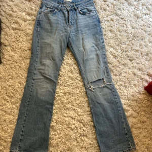 Blå jeans gina tricot  - Säljer mina jeans från Gina tricot med slitningar på då de inte passar längre. Strl 34. Säljer för 400 pris kan diskuteras vid snabb affär💕