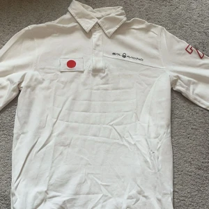 Vit pikétröja från Sail Racing - Säljer nu en Vit pikétröja från Sail Racing. Storlek M men funkar oxå som S 