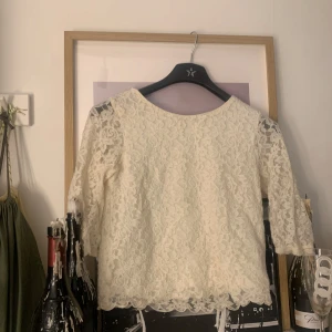 Vit spetsblus med trekvartsärm - Säljer en söt vit blus🤍vet ej märke, den är i storlek s, kan absolut tänka mig gå ner i pris vid snabb affär, skriv om ni vill ha mer bilder eller undrar något!!❤️❤️