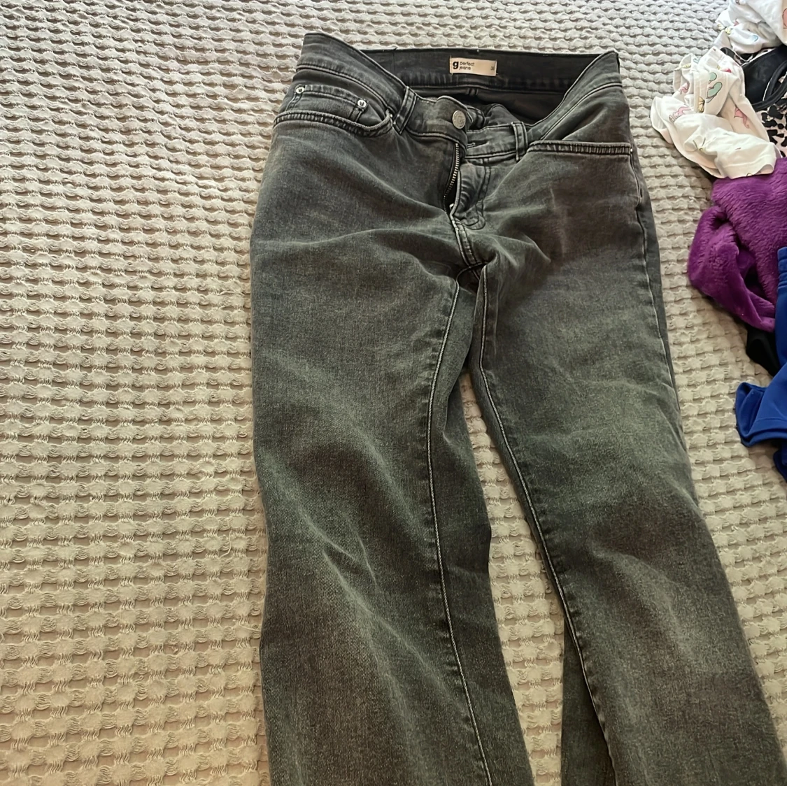 Svarta bootcut jeans från Gina Tricot - 2