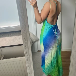Zara Klänning <3 - Fin lång flerfärgad klänning från Zara storlek XS. Öppen rygg. Fint skick <3 