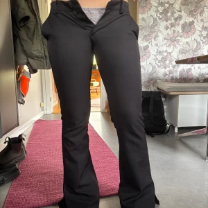 Kostymbyxor  - Säljer mina kostym byxor från bikbok i storlek 34, säljer då de är lite för små på mig. De är i bra skick och sparsamt använda. Skriv vid fler frågor eller bilder! Priser går absolut att diskuteras 💕💕