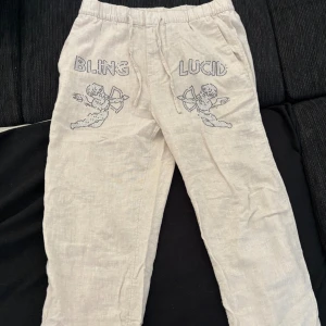 Rhinestone Linnebyxor - Säljer nu mina linnebyxor som är 100% linne ifrån Blinglucid! Skicket är väldigt bra och har inga fläckar, hål. Bara tappat några paljetter. Just dessa byxor säljs inte längre. Nypris 800kr, Mitt pris 249kr. Kom privat vid funderingar 😃