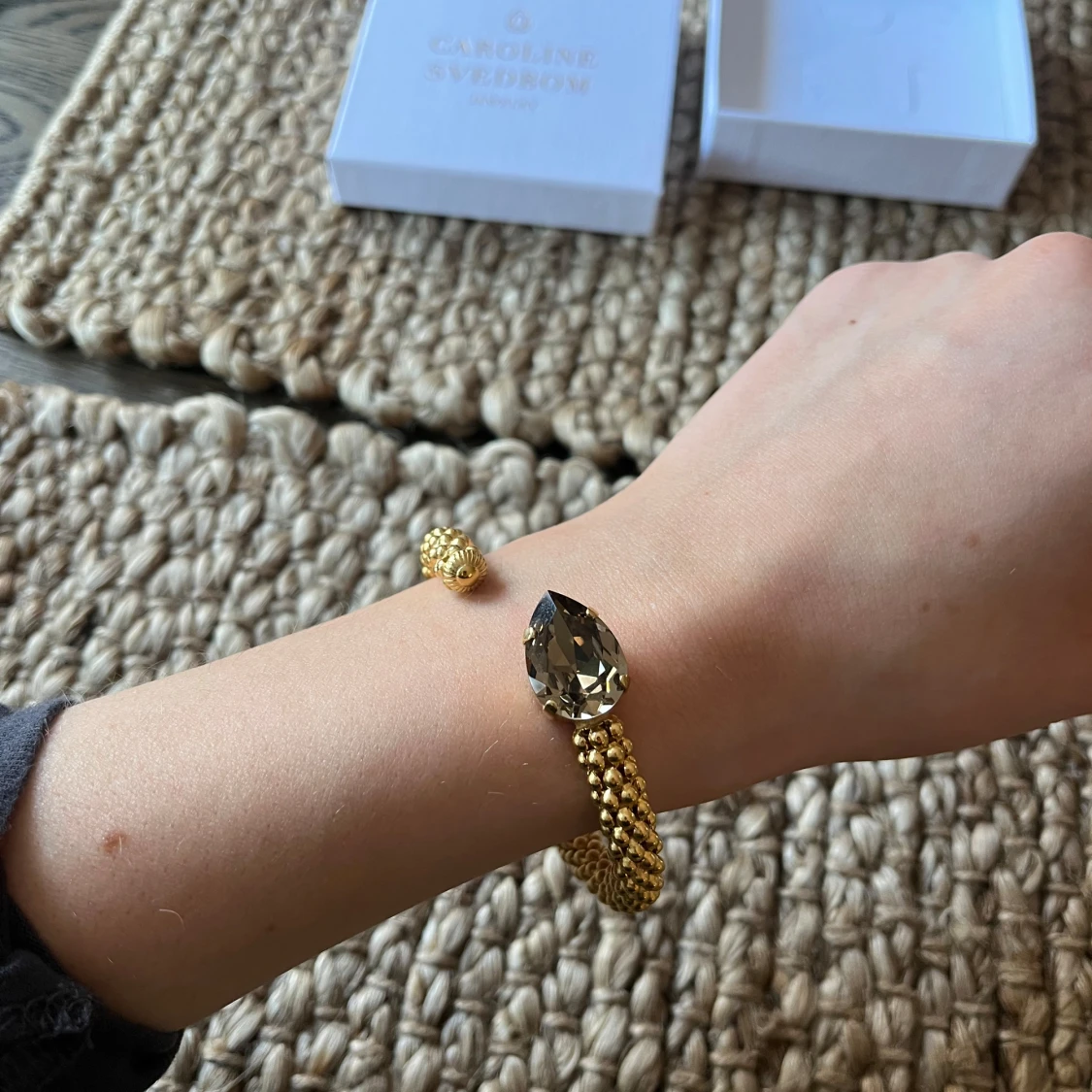 Guldfärgat armband med stor kristall från Caroline Svedbom - 1