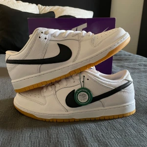 Nike SB White Gum - Ett par helt oanvända Nike SB's. Äkta såklart, mejl på orderbekräftelse finns 🙌 Köpta på StockX. Säljer de pga för liten storlek. Box kommer med, packar samt med bubbelplast för paketets säkerhet. Skriv vid minsta fundering 😄