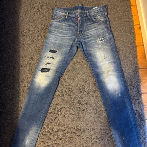 Dsquared2 jeans - Sköna Dsquared2 jeans storlek 48. Säljer för används ej för liten.