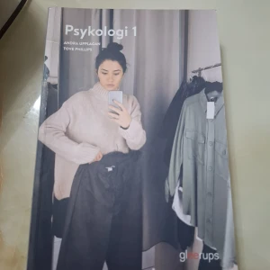 Psykologi 1 - En modern och lättillgänglig bok om psykologi, perfekt för dig som vill förstå dig själv och andra bättre. Boken är anpassad för gymnasiet och tar upp aktuella ämnen med tydliga exempel och bilder. Passar dig som är nyfiken på hur vi människor fungerar.