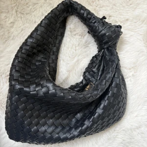 Svart flätad väska - Säljer denna superfina väska från boo hoo använd några gånger men i super fint skick!
