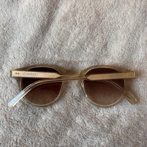 Beige solglasögon från Chimi - Snygga solglasögon från Chimi. Köpt för 1400kr men säljer för 650kr. Bra skick inte använda mycket. Om ni är intresserade kan ni skriva så skickar jag fler bilder🩷