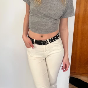 Vita jeansbyxor med mid Waist - Snygga vita jeansbyxor med mid waist midja och raka ben. Skinny jeans men kan ha de som shorts me t sommaren ba o klippa benen lite tipsar! Byxorna har klassiska fickor fram och bak samt bälteshällor. Perfekta att matcha med crop tops eller oversized tröjor för en clean look.