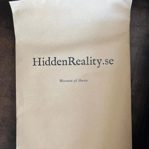 Mannen på åkern - Hidden Reality - Upptäck mysteriet kring 'Mannen på åkern'! Paketet innehåller kartläggning, bevismaterial och dokument som låter dig själv lösa fallet. Perfekt för dig som gillar spänning, mysterier och att tänka utanför boxen. Spelat endast en gång!
