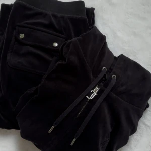 Svart juicy set - Säljer mitt svarta juicy sett då det blivit för stort. Byxor i M och tröjan i S. Tvättar innan jag fraktar dem. Pris kan diskuteras vid snabb affär. 