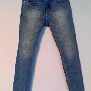 TRUE RELIGON JEANS - Helt oanvända True Religion Jeans. Modellen Ricky. Nypris 1200kr. Strl 30