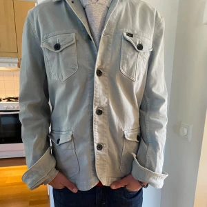  Lee Overshirt  - Sjukt snygg vintage overshirt från lee med en schysst passform. Skulle säga att den passar någon bäst som är runt 173-178 beroende på hur man vill att den ska sitta såklart. Skick 9/10. Hör av er minsta fundering. (Priset ej hugget i sten) mvh! 