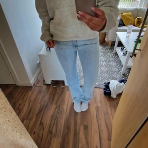 Ljusblå lågmidjade jeans - ett par super sköna ljusblå jeans från bikbok. dom är lågmidjade och raka i benen🥰🥰🥰 passar nån som har storlek 38/40