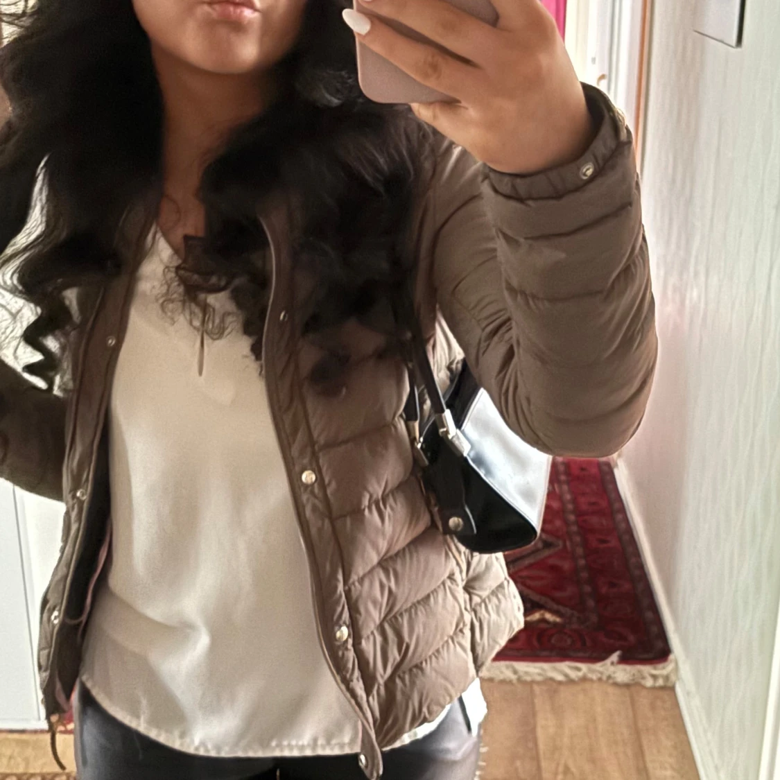 Brun pufferjacka med dragkedja