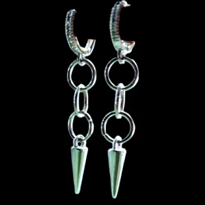 Silverfärgade örhängen med kedjor och koner - Säljer ett par coola silverfärgade örhängen med kedjelänkar och spetsiga koner längst ner. Perfekta för dig som vill sticka ut med en edgy stil. Passar till många olika looks!