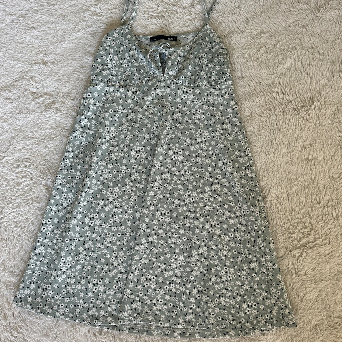 Grön blommig klänning med knyt framtill - 2