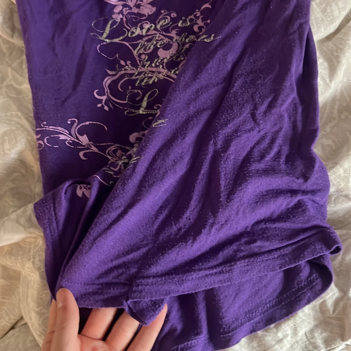 Lila linnetopp med fjärilsmönster från Amisu - 1