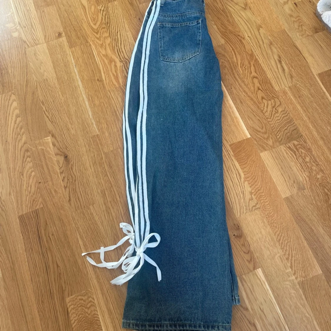 Blå jeans med vita ränder och knytband - 91