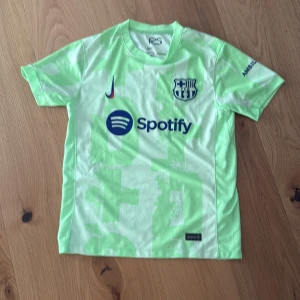 Fc barcelona 24/25 tröja - Säljer nu min Barcelona tröja för jag har ingen användning av den längre. Jätte fint skick och har bara haft den i några månader. Pris lan såklart diskuteras 