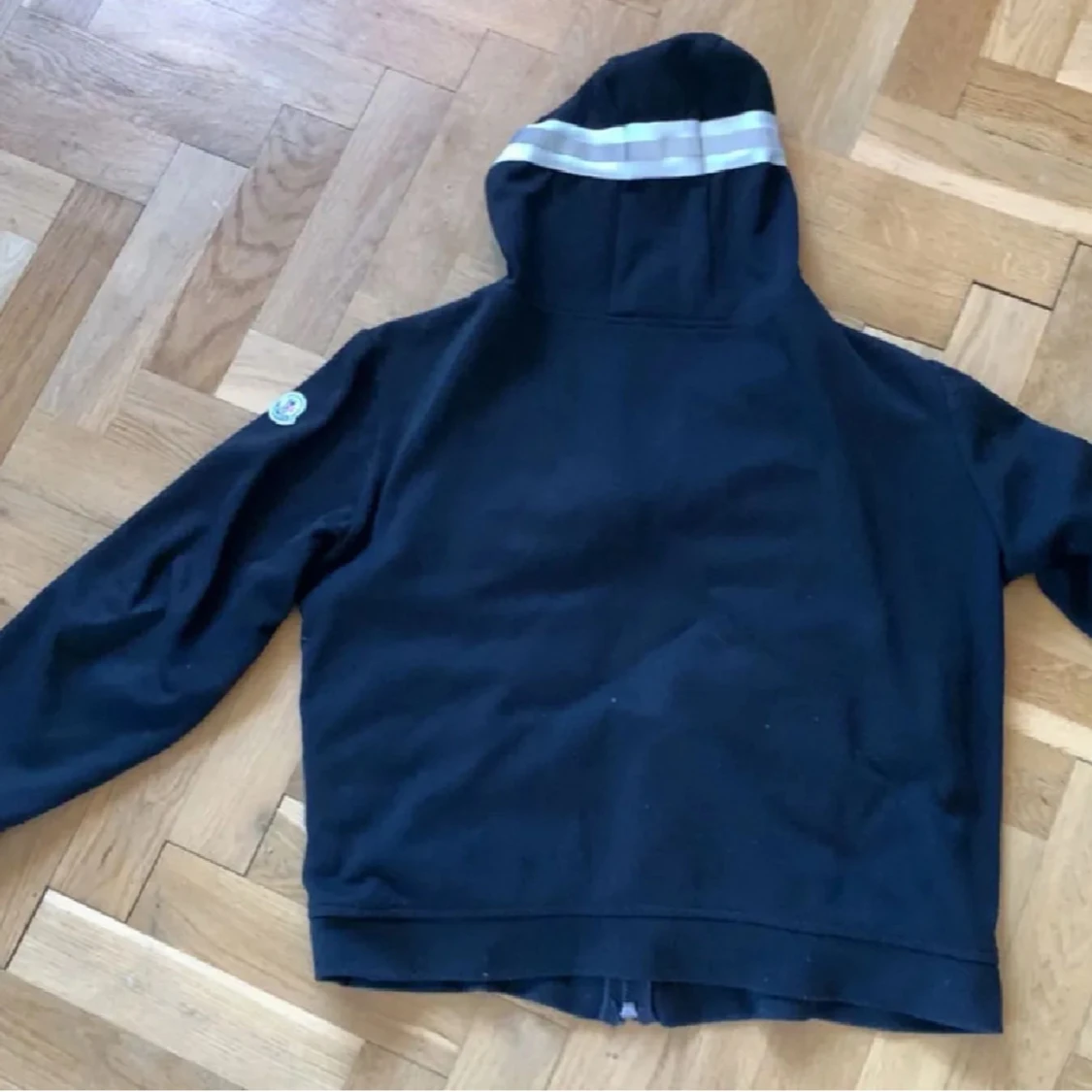 Svart pufferjacka med huva - 1