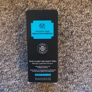 The Body Shop Himalayan Charcoal Skin Clarifying Night Peel - En nattpeeling  från the body shop från Himalayan charcol serien.  hjälper till att förfina hudens struktur och ge en klarare hudton. Kommer i en svart glasflaska med pipett och blå etikett. Passar kombinerad/fet hud. Förpackningenr är öppnad (alltså kartongen) men produkten är oanvänd