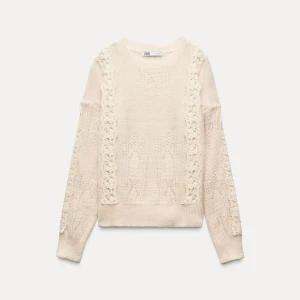 Beige stickad tröja med spetsdetaljer från Zara - Säljer en super söt stickad tröja från Zara helt ny med prislapp. Storlek M men motsvarar mer S. Säljs inte längre!