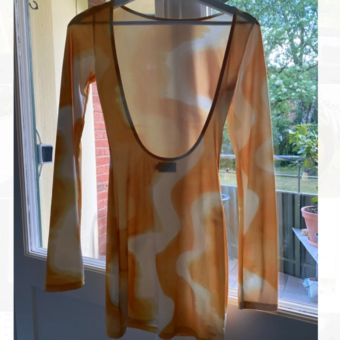 Gul långärmad klänning med djup rygg  - 1