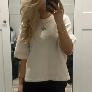 Vit stickad kortärmad tröja från Gina - Säljer en vit stickad tröja från Gina! Tröjan har korta ärmar, rund halsringning och en avslappnad passform. Storek s/xs🥰