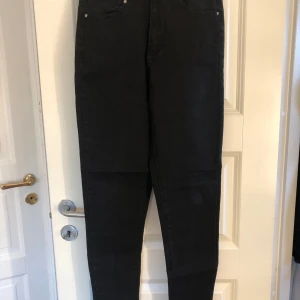 Svarta skinny jeans  - Svarta skinny jeans från SHEIN med klassisk femficksdesign och hög midja i storlek s. Byxorna är tillverkade i en stretchig bomullsblandning för en bekväm passform 🖤