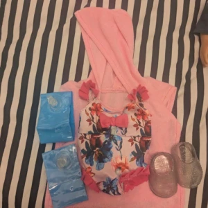 Our generation badkitt - Supersött badkitt till our generation docka i kitter ingår badrock,baddräkt,badskor och badpuffsr som gick att blåsa upp men en är eventuellt trasig därav ingår de inte i priset men kommer med ändå ❤️nypris är det dubbla ungefär